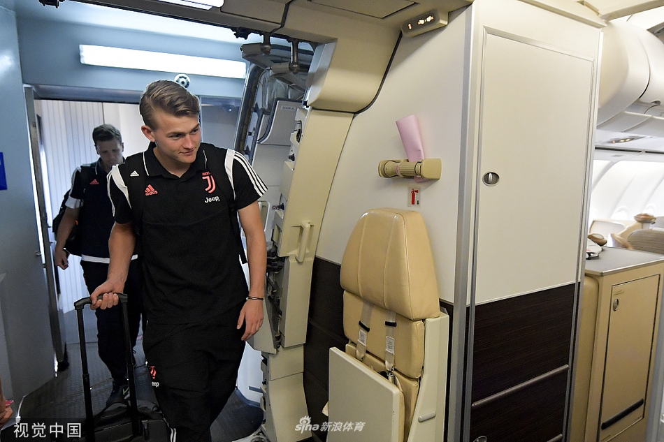 尤文抵达南京！C罗状态良好
