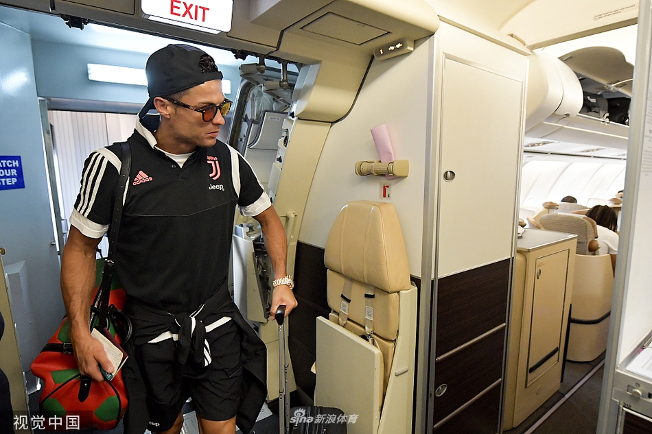 尤文抵达南京！C罗状态良好