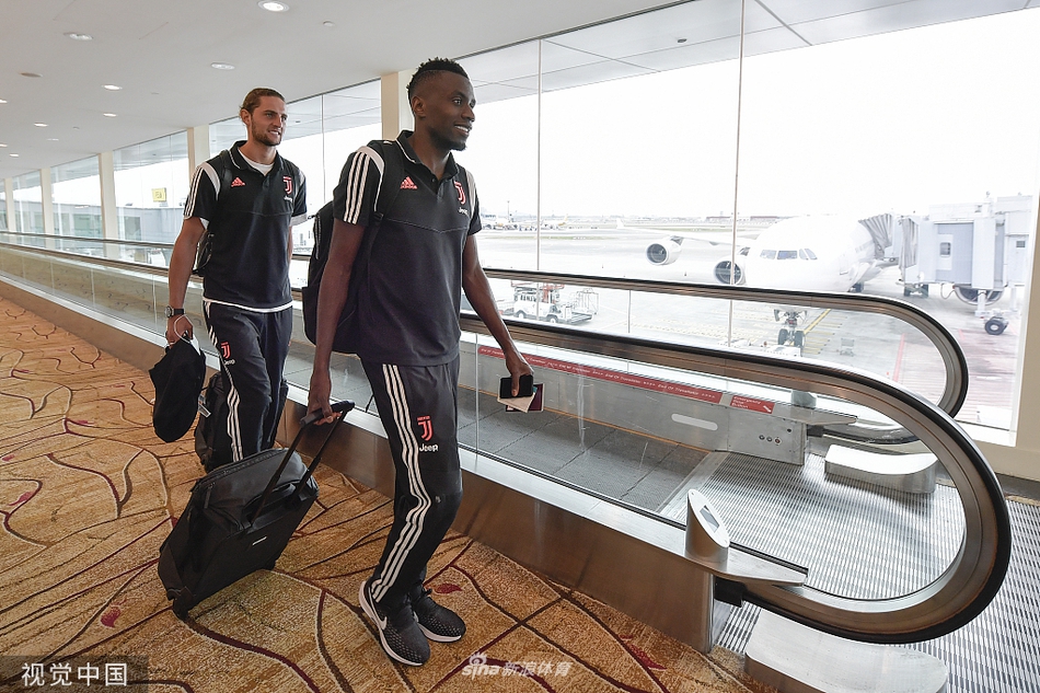尤文抵达南京！C罗状态良好