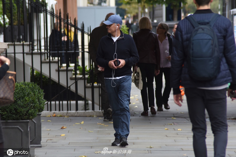 穆帅街头现身变型男!元气满满仿佛年轻10岁