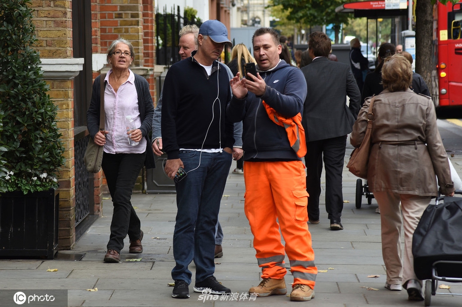 穆帅街头现身变型男!元气满满仿佛年轻10岁