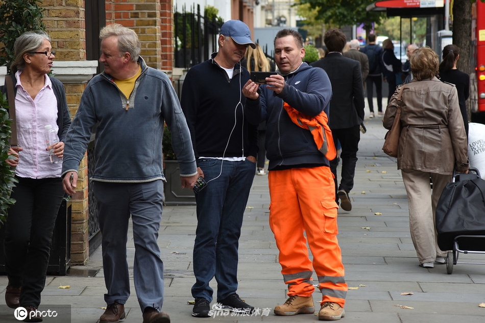 穆帅街头现身变型男!元气满满仿佛年轻10岁