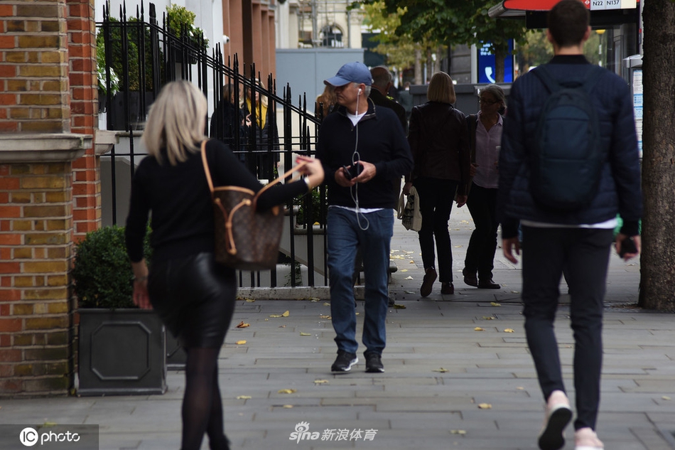 穆帅街头现身变型男!元气满满仿佛年轻10岁