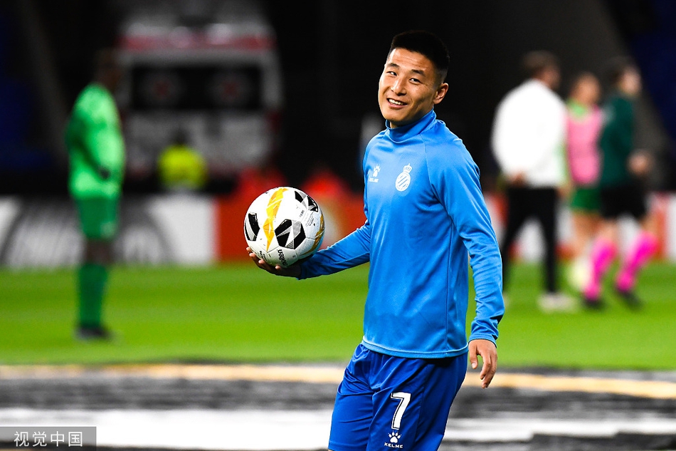 挣扎啊！武磊踢20分钟没表现