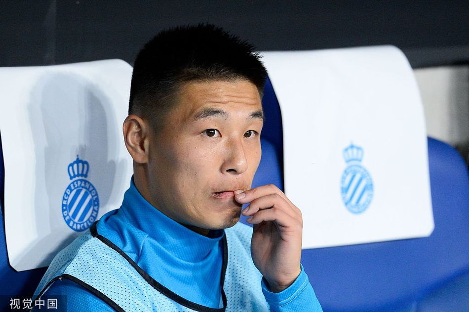 挣扎啊！武磊踢20分钟没表现