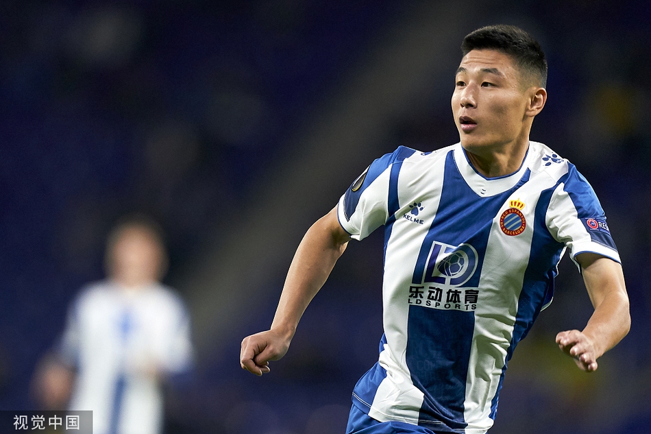 挣扎啊！武磊踢20分钟没表现