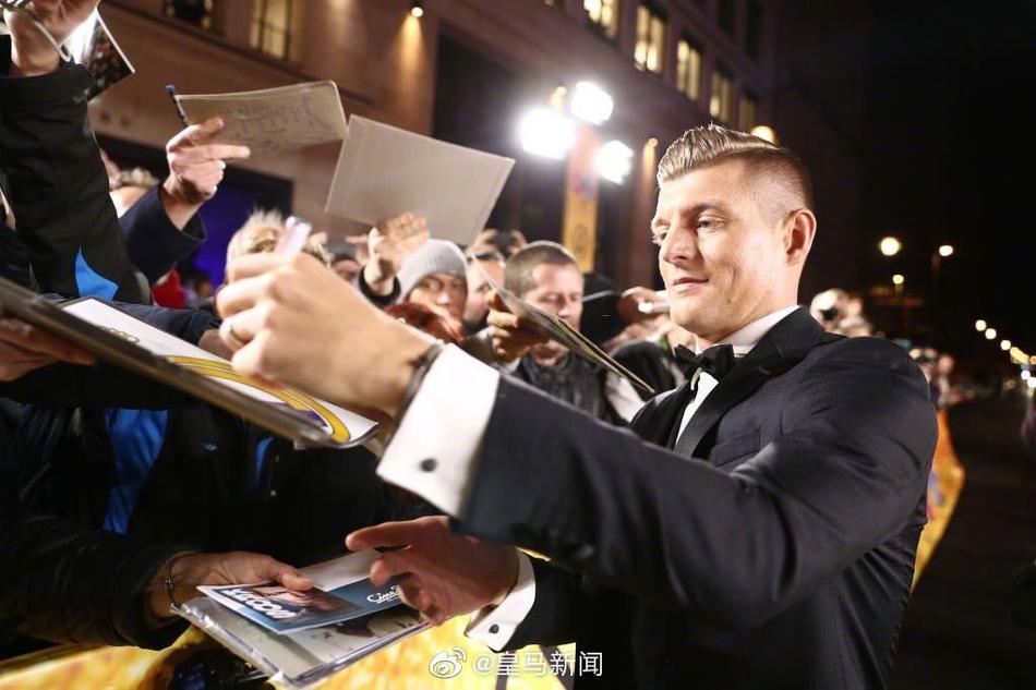 西装帅呆！克罗斯获年度偶像大奖