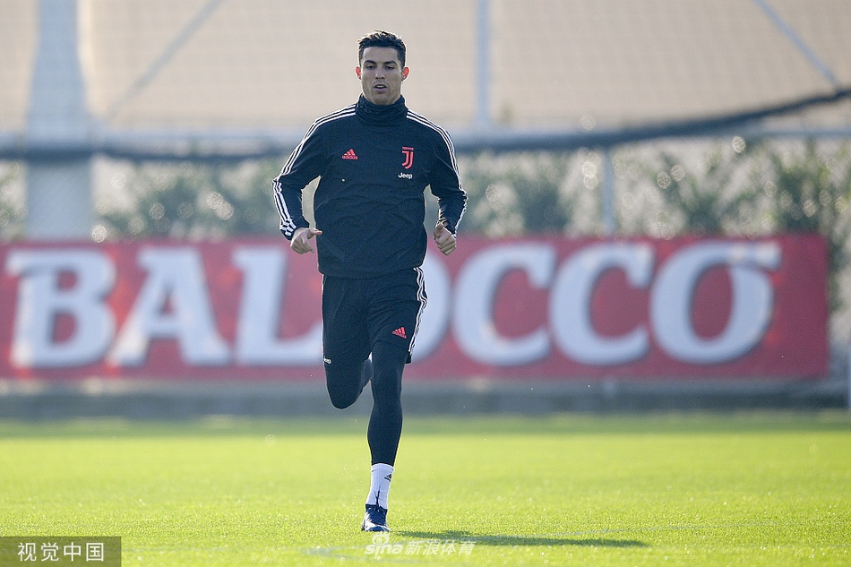 专心的男人最帅！看C罗如何认真训练