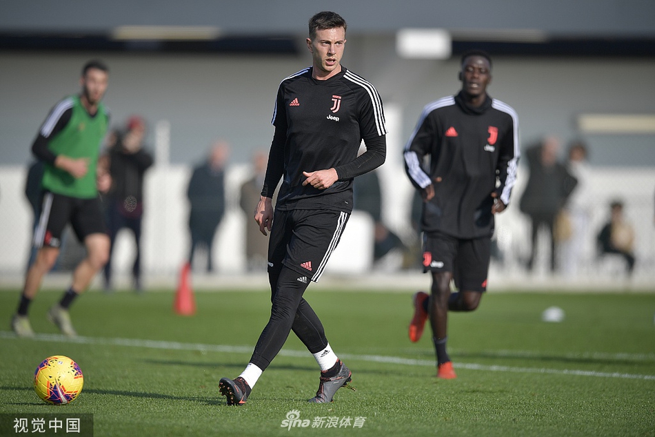 专心的男人最帅！看C罗如何认真训练