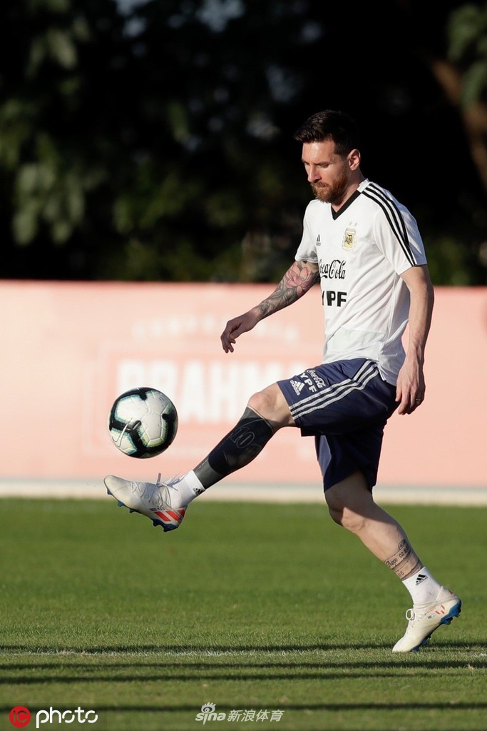梅西一脸轻松 阿根廷备战美洲杯半决赛