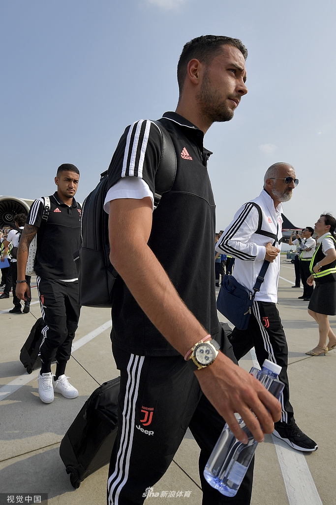尤文抵达南京！C罗状态良好