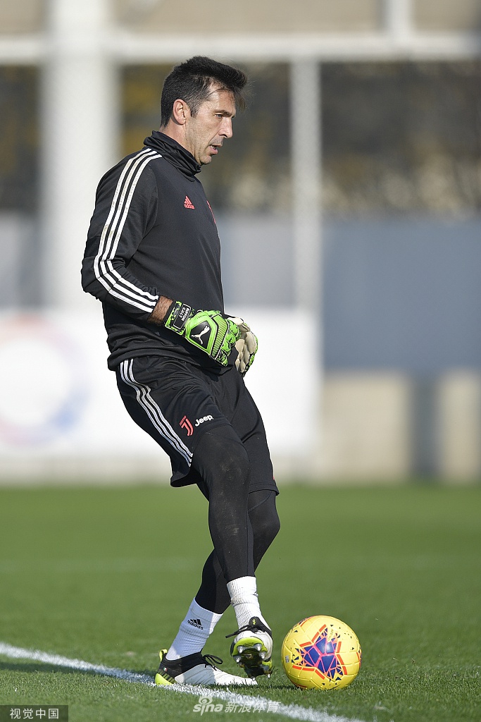 专心的男人最帅！看C罗如何认真训练