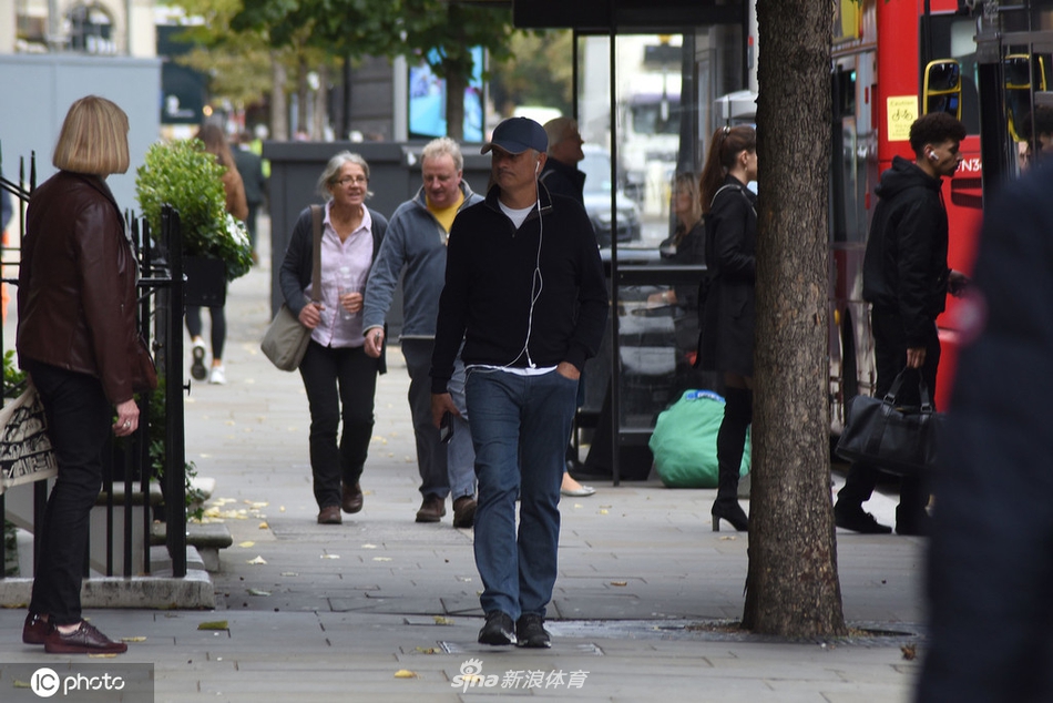 穆帅街头现身变型男!元气满满仿佛年轻10岁