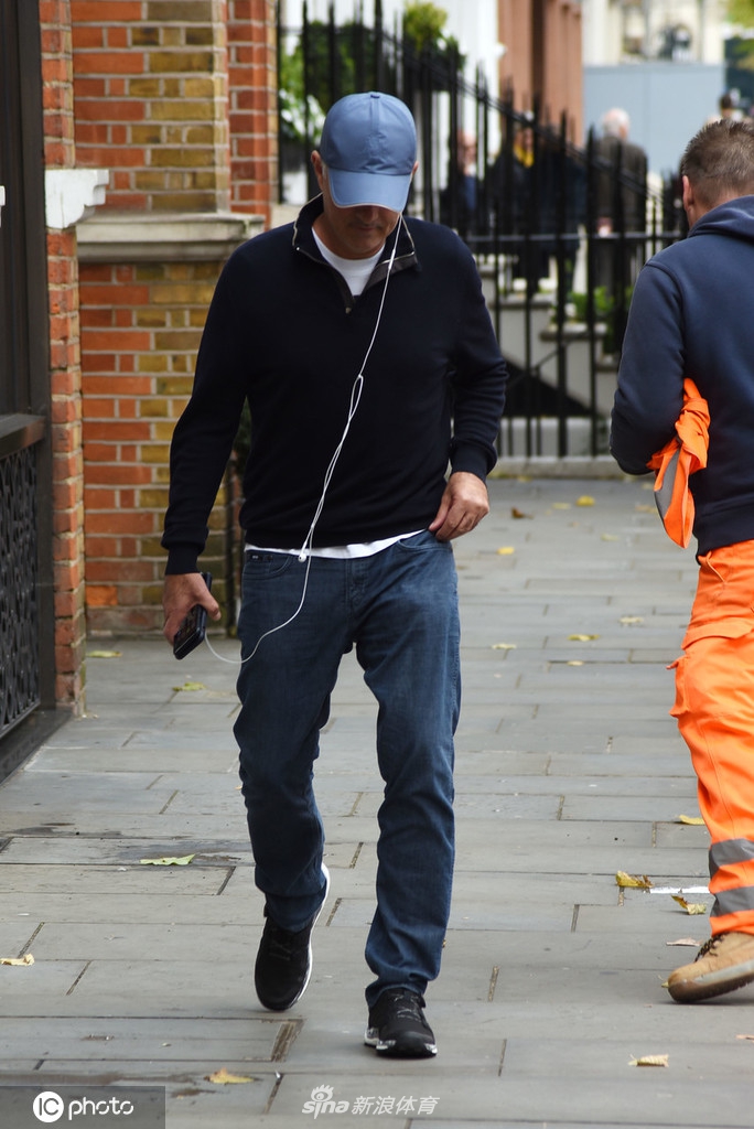 穆帅街头现身变型男!元气满满仿佛年轻10岁