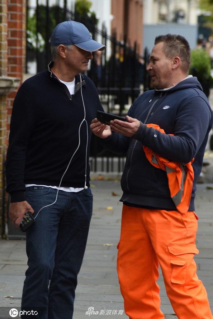 穆帅街头现身变型男!元气满满仿佛年轻10岁