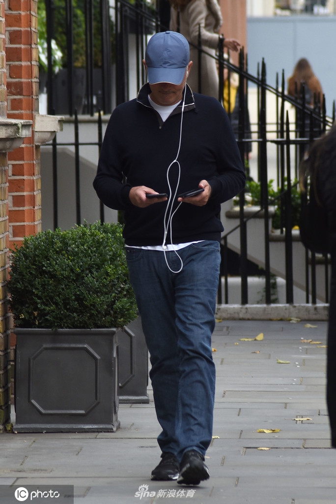 穆帅街头现身变型男!元气满满仿佛年轻10岁