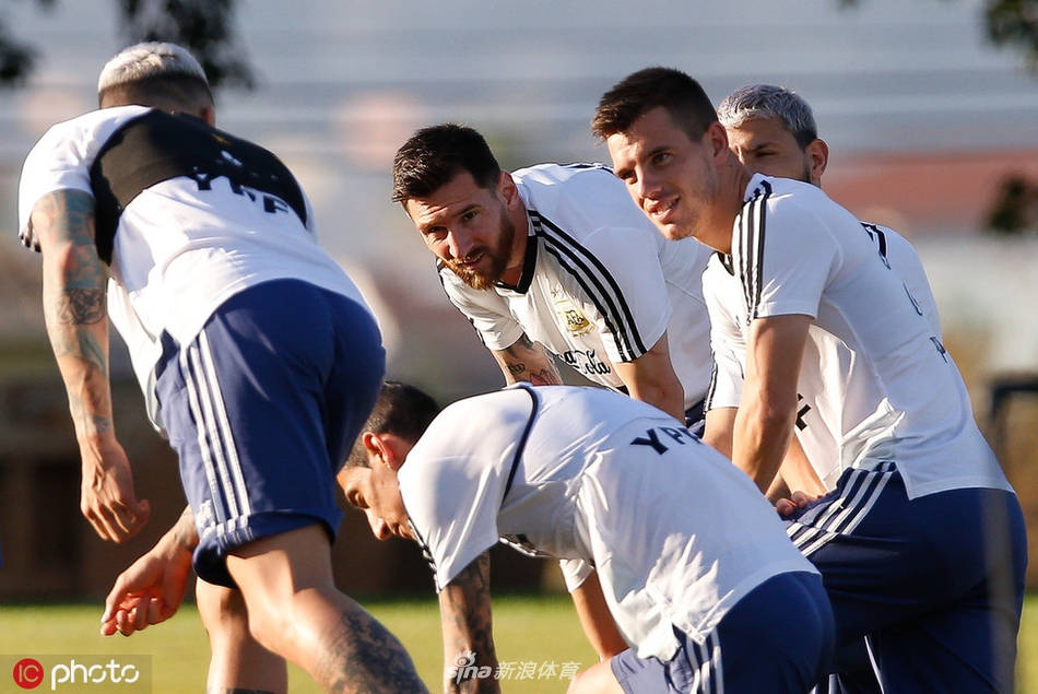 梅西一脸轻松 阿根廷备战美洲杯半决赛