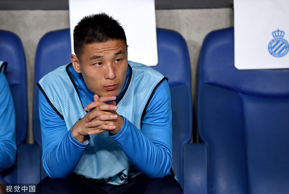 挣扎啊！武磊踢20分钟没表现