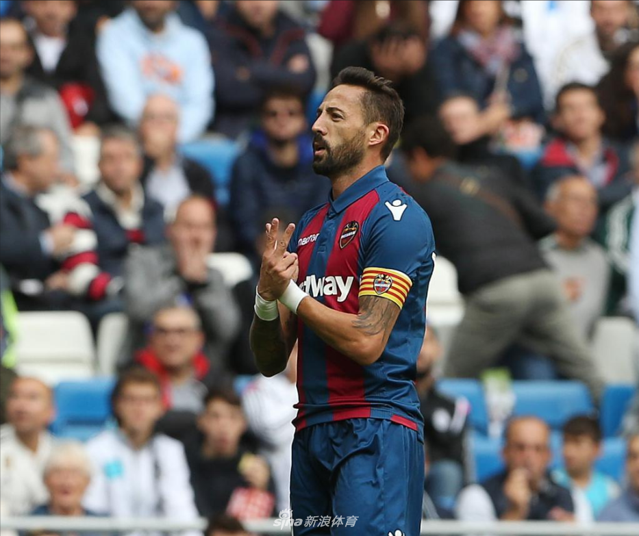 莫拉莱斯连过4人破门