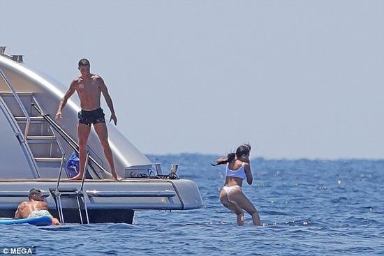 罗三岁实锤：C罗把女友扔下海