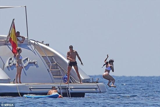 罗三岁实锤：C罗把女友扔下海