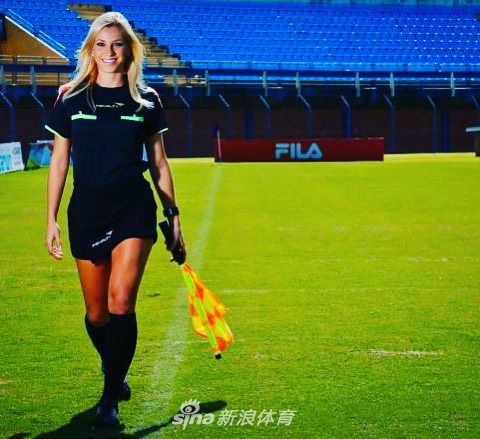 绝美容貌俏身材!因擦汗爆红的美女裁判