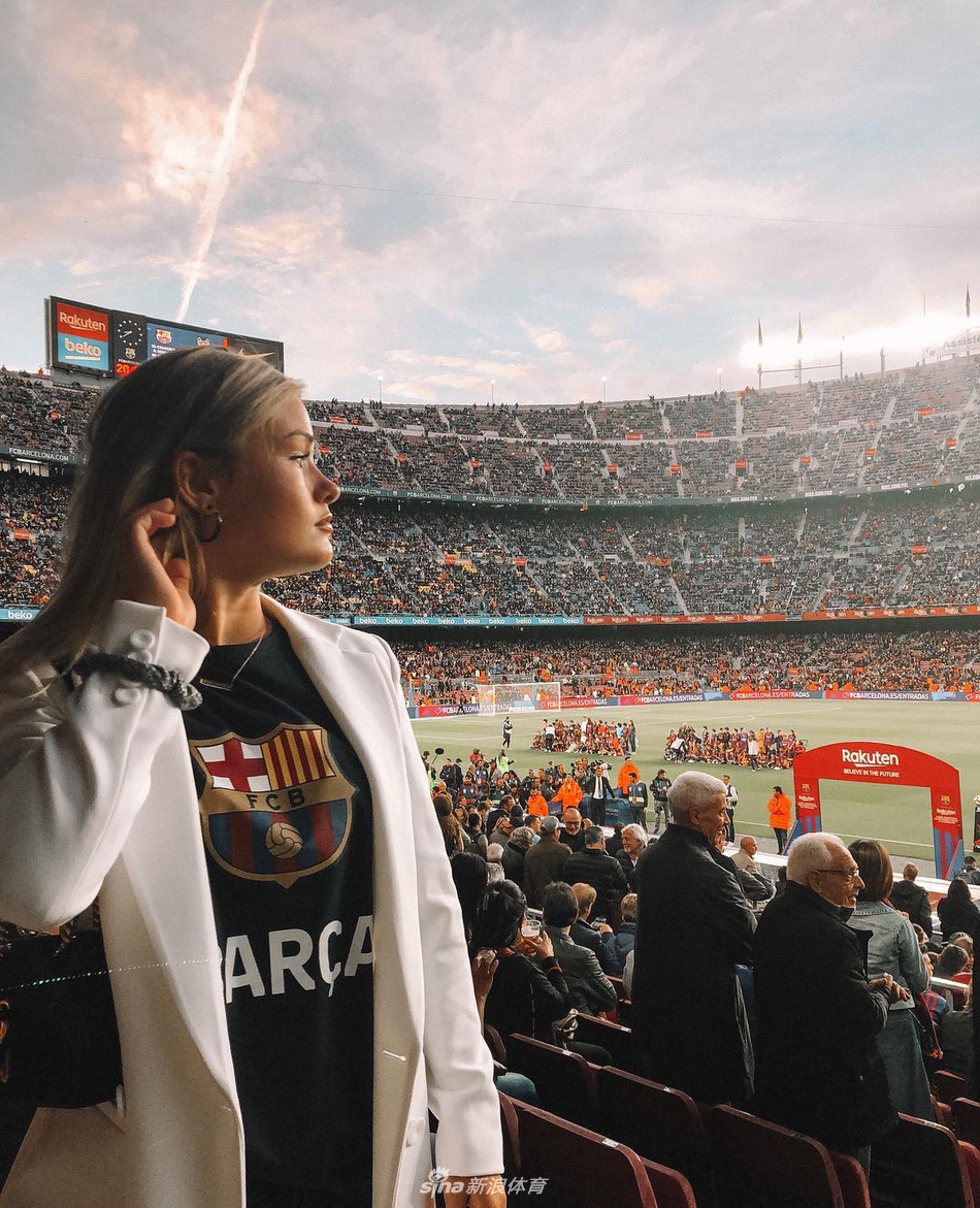 清纯可人！德容女友健美身材小清新