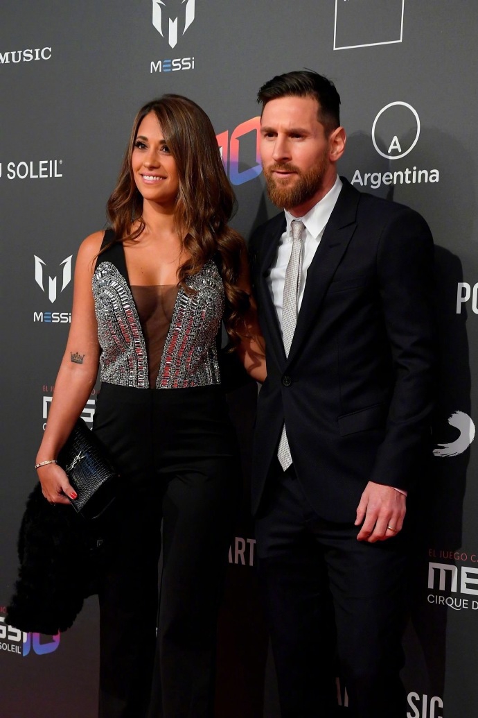 梅西又撒狗粮！携手女友出席活动 十指紧扣不松手