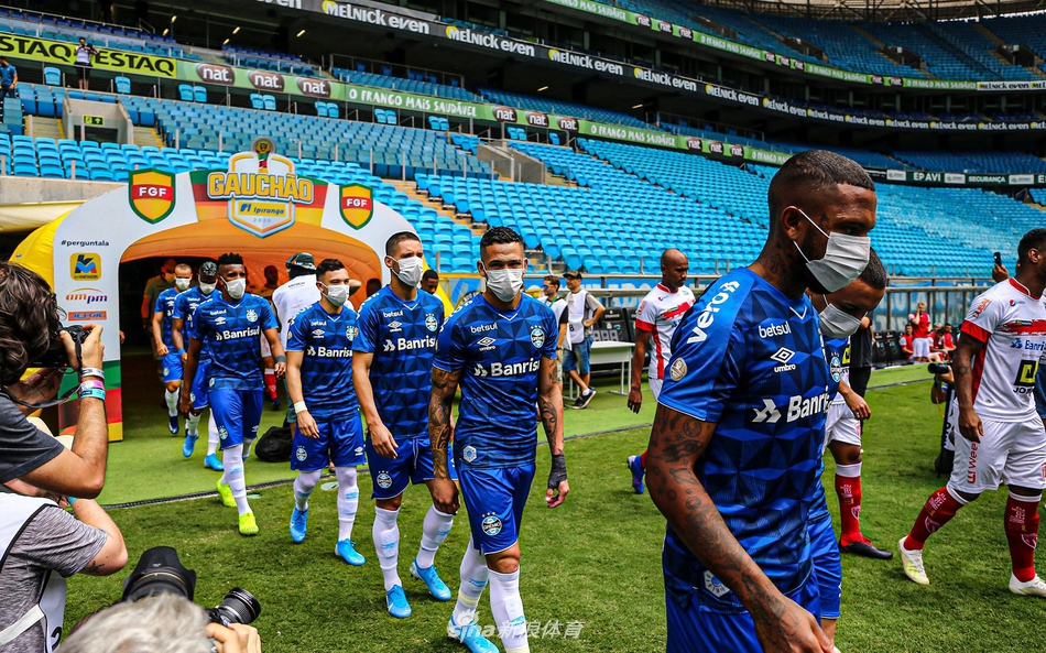 格雷米奥戴口罩出场抗议：疫情多重啊还踢比赛？