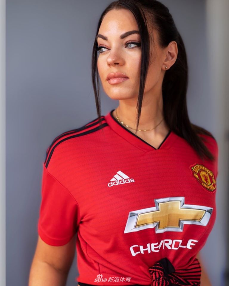 美女名模爱曼联！吸粉上万人