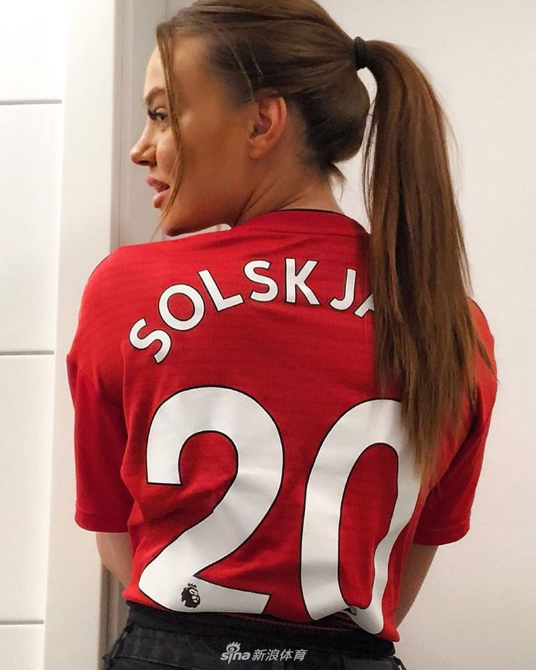 美女名模爱曼联！吸粉上万人