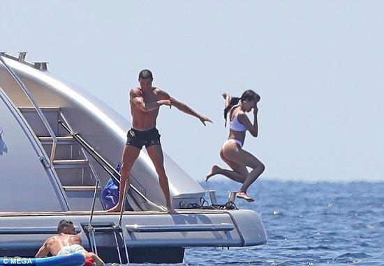 罗三岁实锤：C罗把女友扔下海