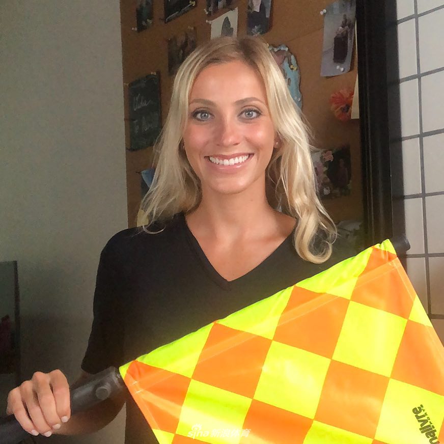 绝美容貌俏身材!因擦汗爆红的美女裁判