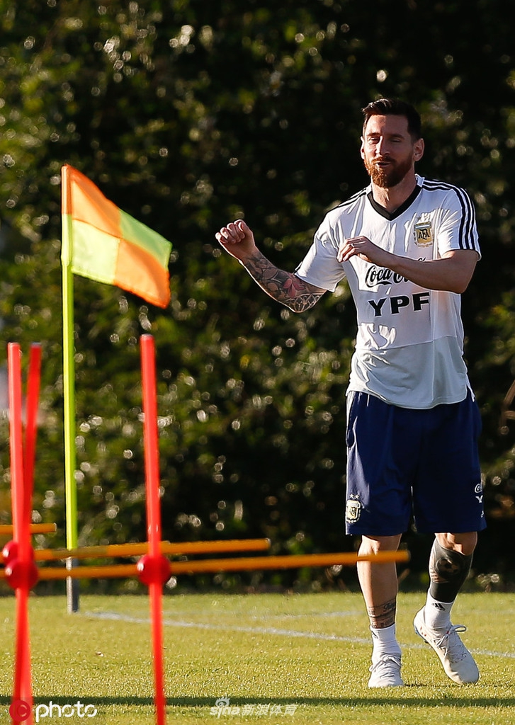 梅西一脸轻松 阿根廷备战美洲杯半决赛