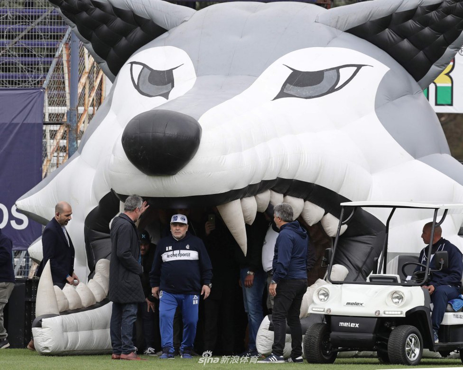 永远的神！老马重拾教鞭数万人迎接