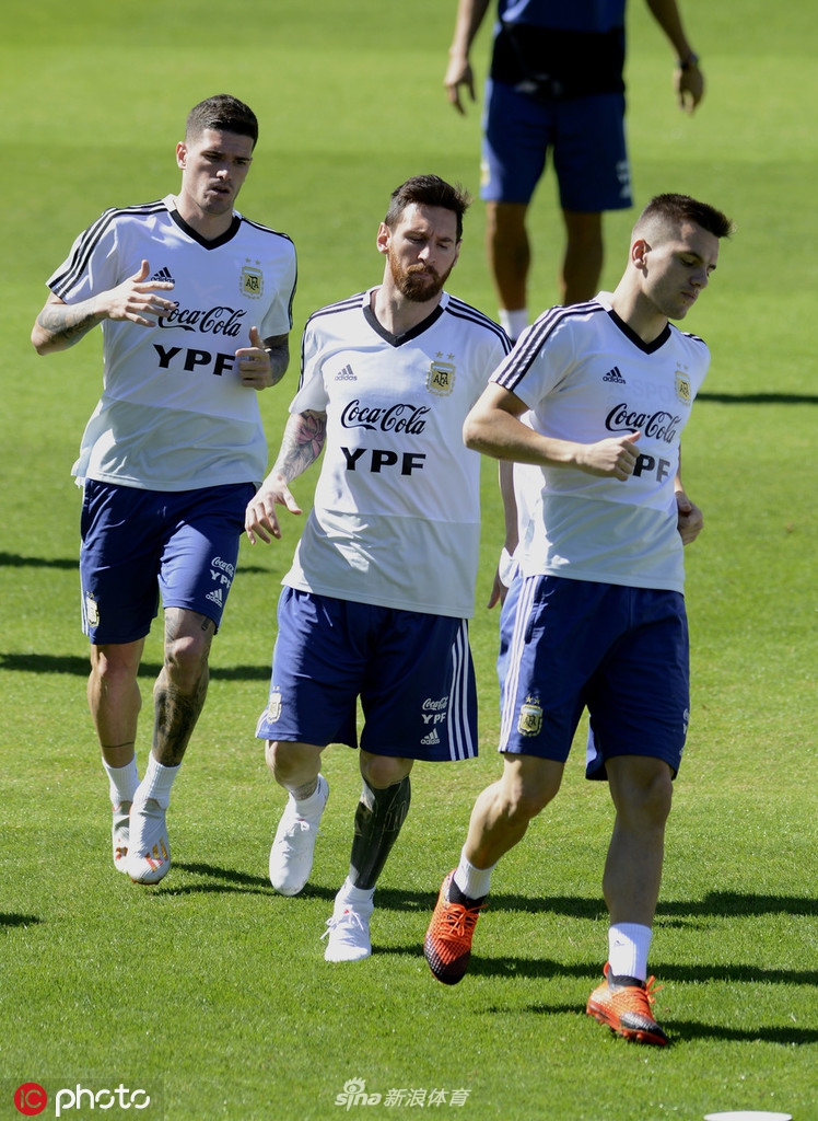 阿圭罗跟梅西说了啥？两人都笑开花