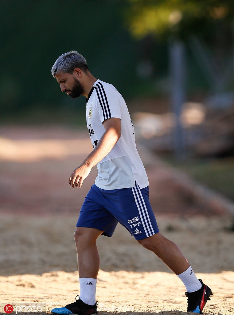 梅西一脸轻松 阿根廷备战美洲杯半决赛