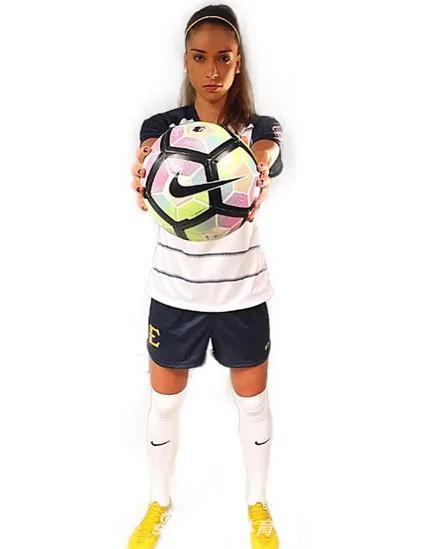 清纯邻家女！意大利女足最美女神