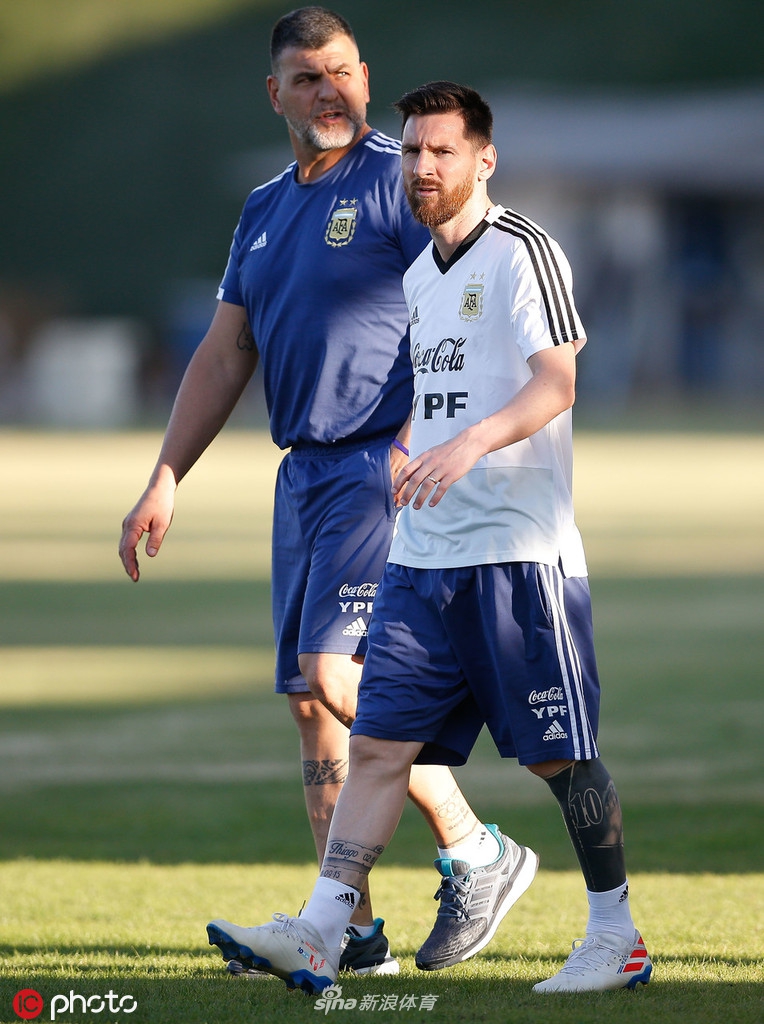 梅西一脸轻松 阿根廷备战美洲杯半决赛