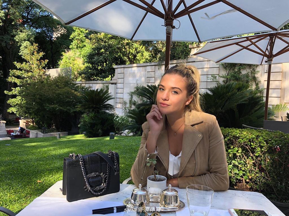 撒狗粮！阿圭罗和女友一同庆生