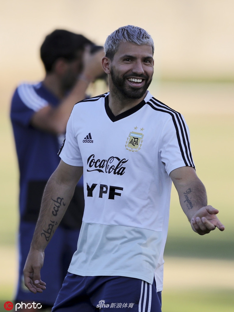 梅西一脸轻松 阿根廷备战美洲杯半决赛