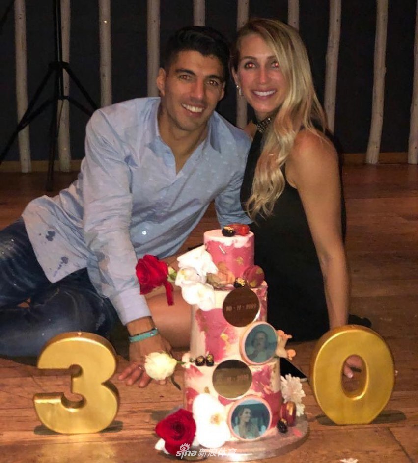 亮眼！巴萨太太团为苏神妻子庆生