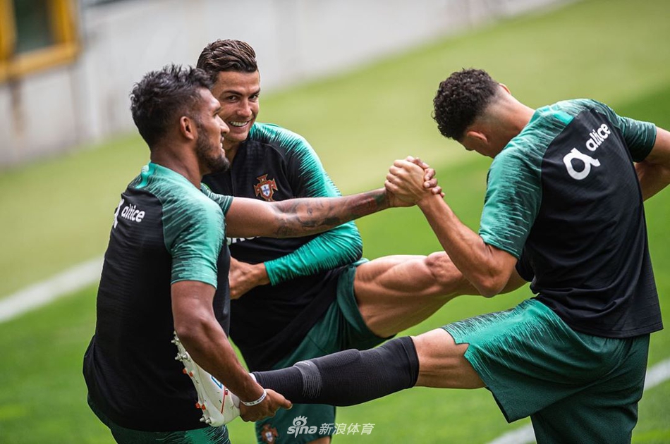 葡萄牙备战欧国联 C罗这小眼神亮了