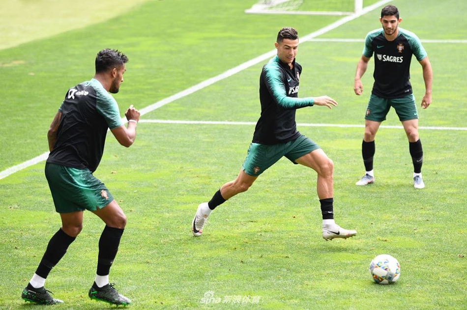 葡萄牙备战欧国联 C罗这小眼神亮了