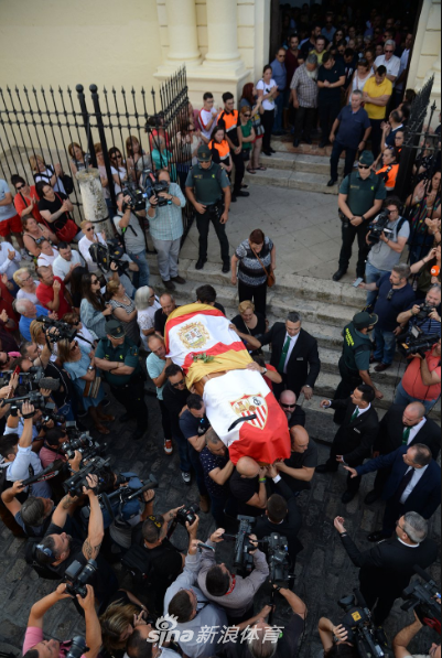 哀悼！上万人掩泪告别雷耶斯