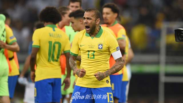 后卫：阿尔维斯（巴西）