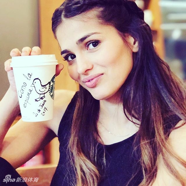 伊斯科又当爸爸啦！女友气质迷人