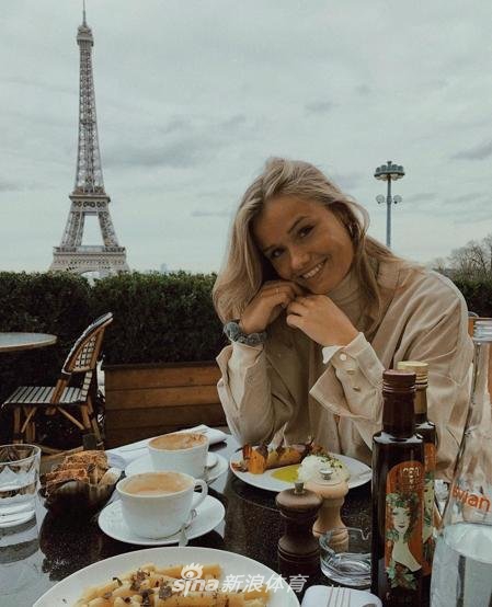 清纯可人！德容女友健美身材小清新