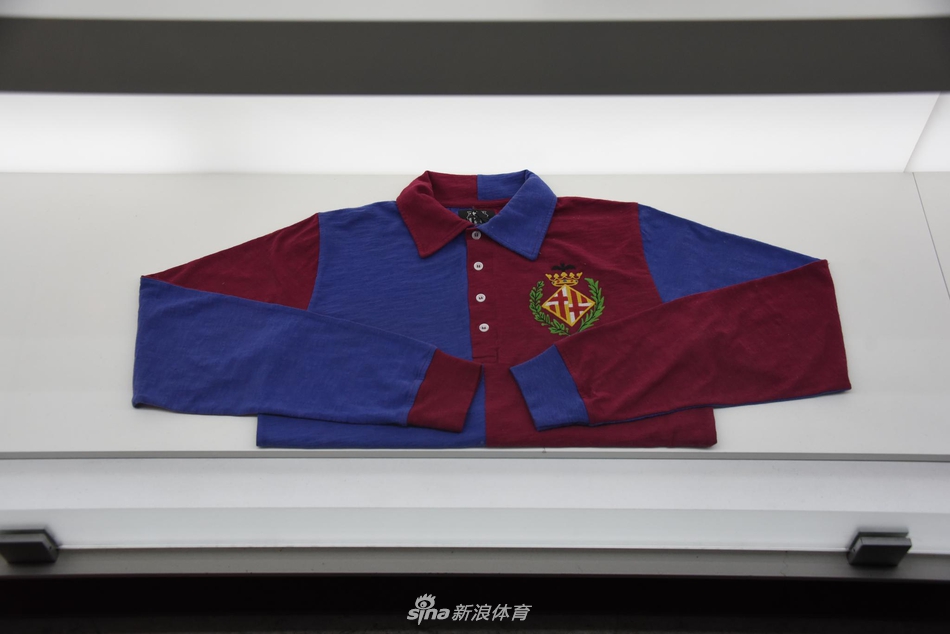 新浪体育带你走进巴萨博物馆 梅西金靴快放不下