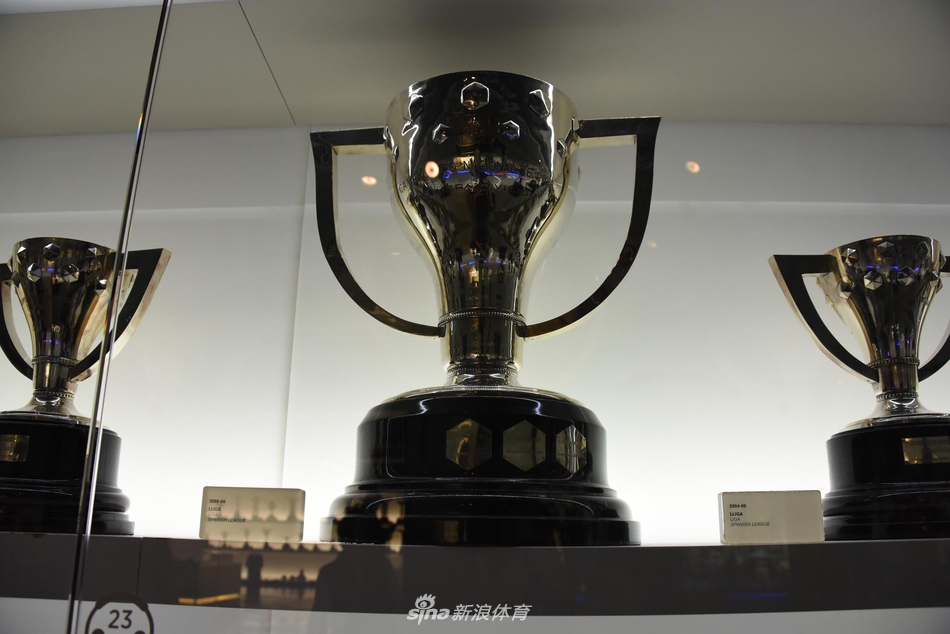 新浪体育带你走进巴萨博物馆 梅西金靴快放不下